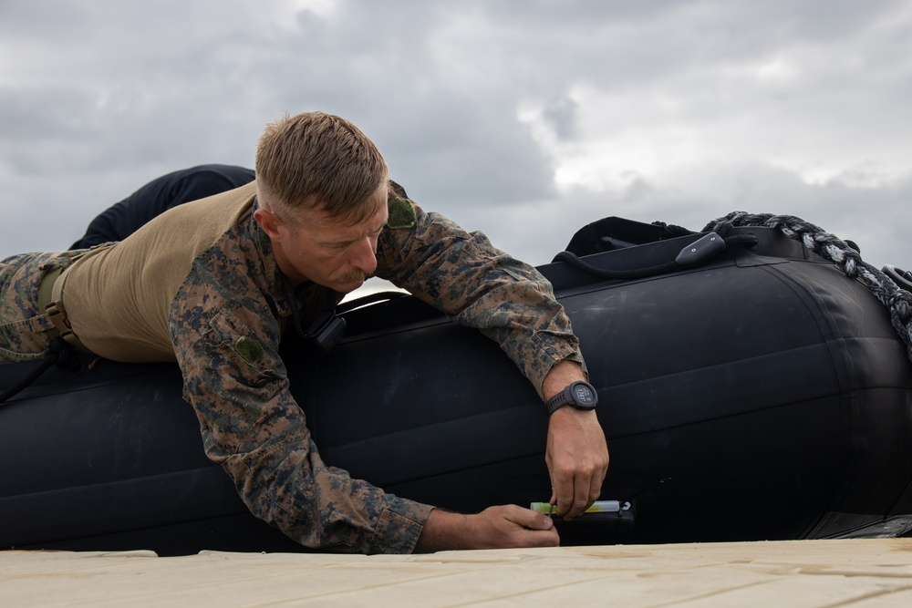 U.S. Marines with 3d Recon Prepare for Joint Dive Operations with The U.S. Army