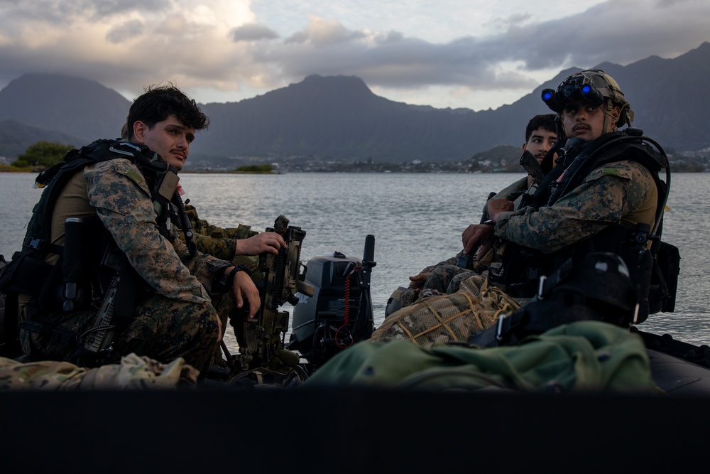U.S. Marines with 3d Recon Prepare for Joint Dive Operations with The U.S. Army