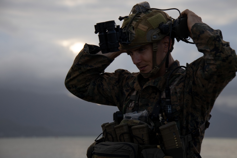 U.S. Marines with 3d Recon Prepare for Joint Dive Operations with The U.S. Army