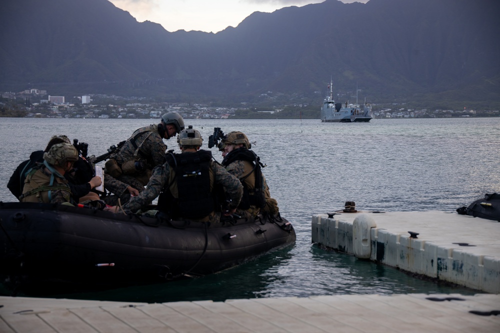 U.S. Marines with 3d Recon Prepare for Joint Dive Operations with The U.S. Army