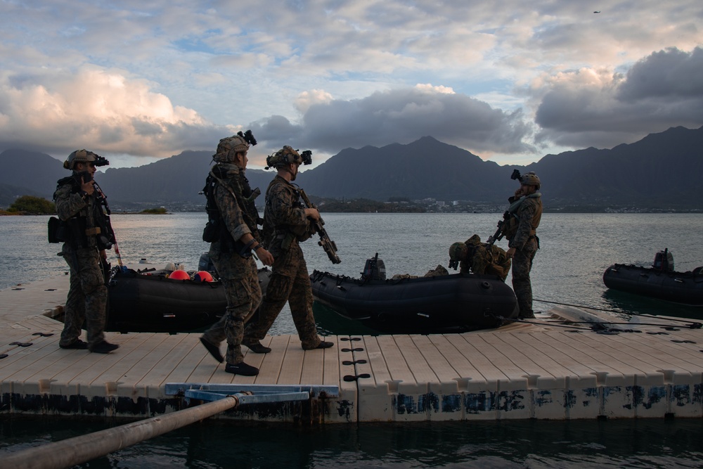 U.S. Marines with 3d Recon Prepare for Joint Dive Operations with The U.S. Army