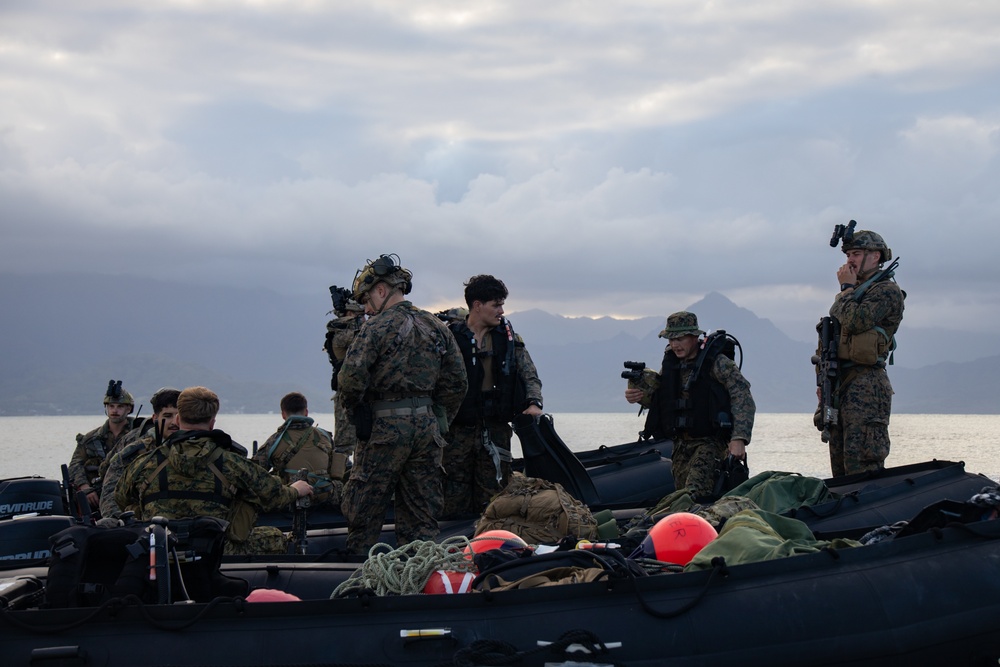 U.S. Marines with 3d Recon Prepare for Joint Dive Operations with The U.S. Army