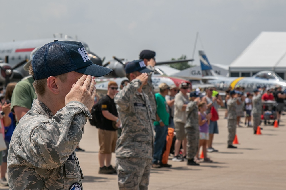EAA AirVenture honors veterans with tribute parade