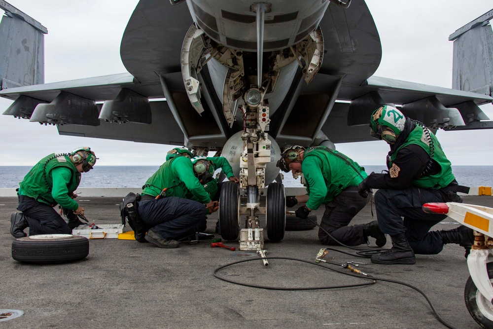Abraham Lincoln conducts flight operations