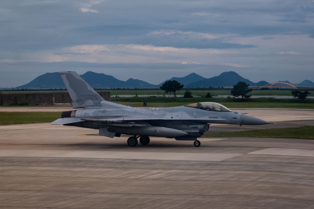 AMC aircrew build bonds with ROK Air Force
