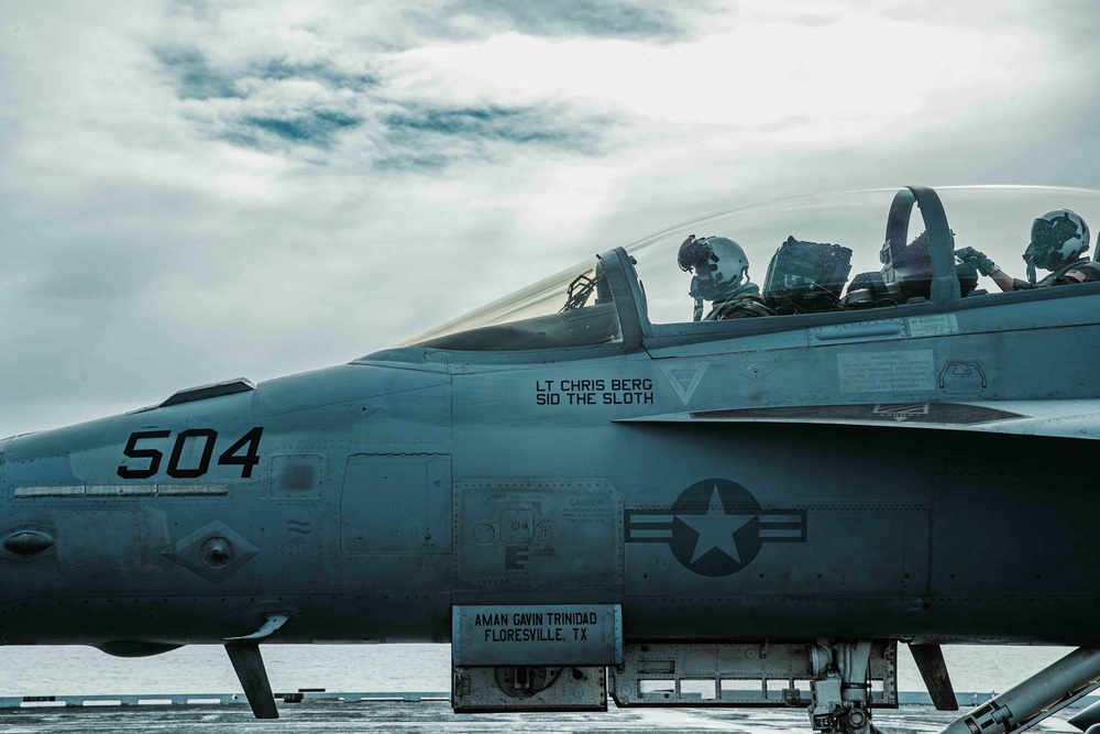 FOR RELEASEGeorge Washington Conducts Flight Operations