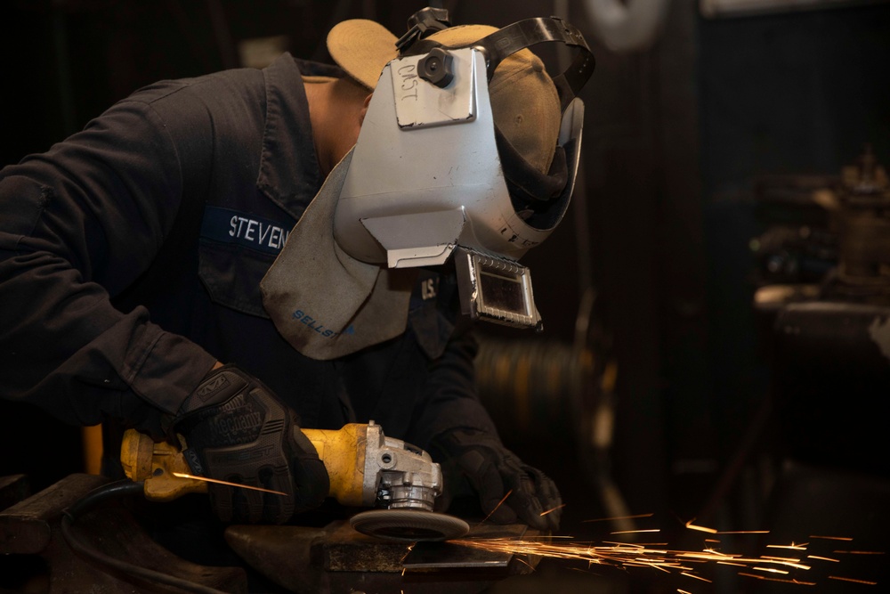 USS Kearsarge Conducts Routine Maintenance