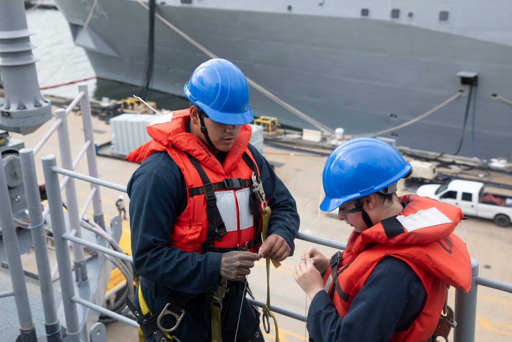 USS Kearsarge Conducts Routine Maintenance