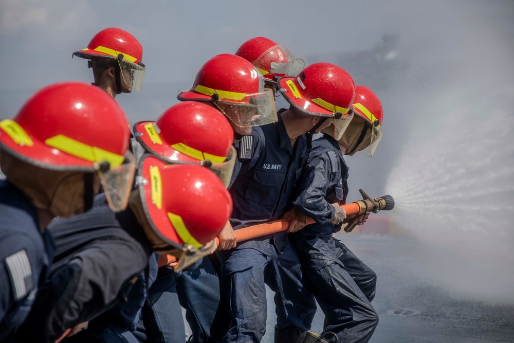 USS Kearsarge Participates In Fire Fighting Training