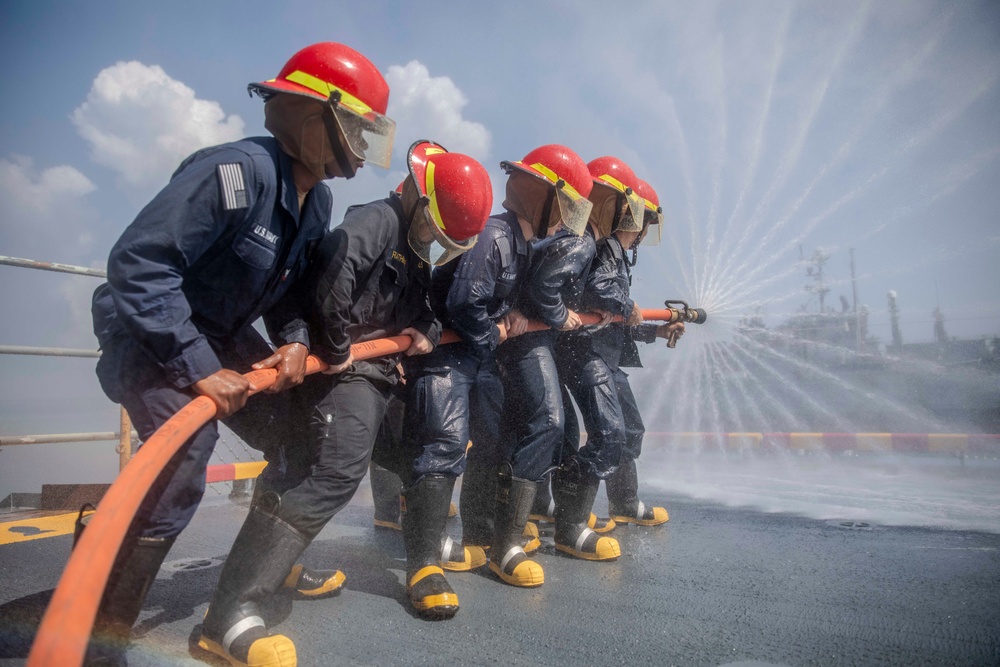 USS Kearsarge Participates In Fire Fighting Training