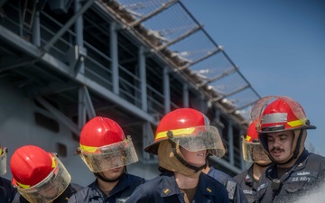 USS Kearsarge Participates In Fire Fighting Training