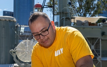 USS Frank Cable (AS 40) Sailors participate in a COMREL at Queensland Maritime Museum