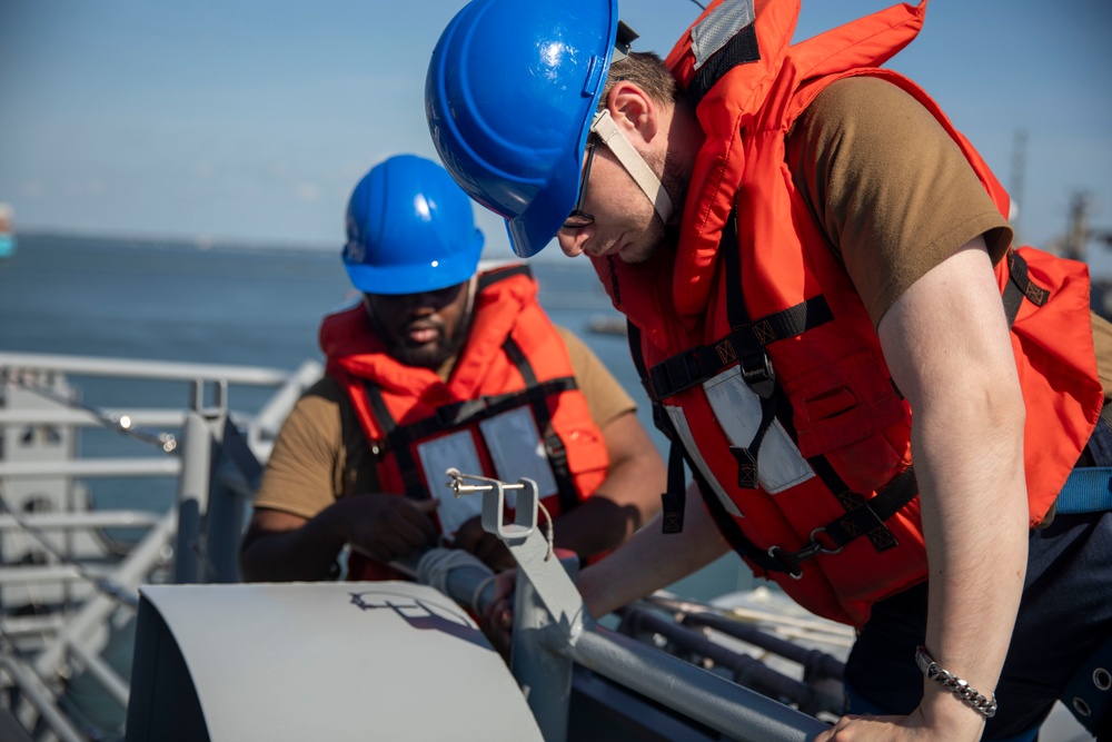 USS Kearsarge Conducts Maintenance