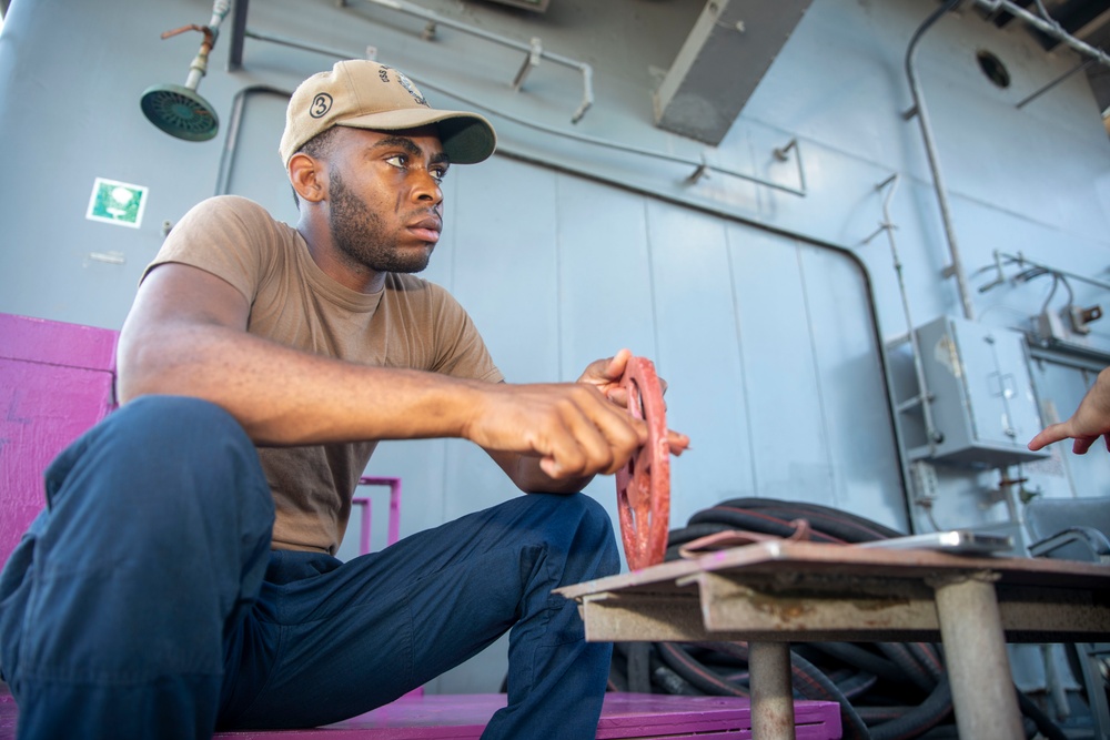 USS Kearsarge Conducts Maintenance