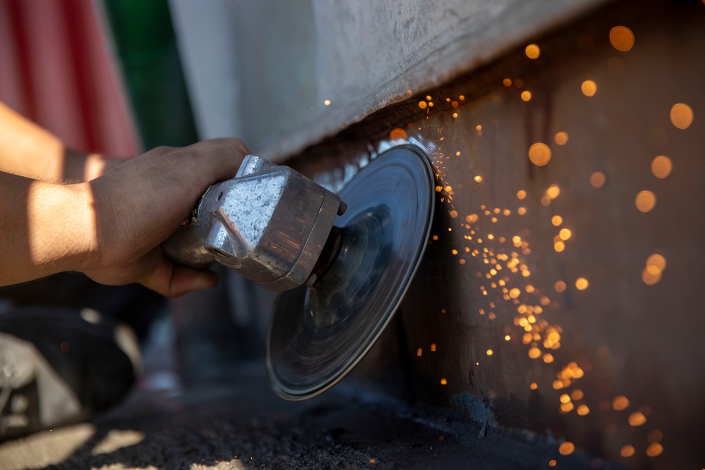 USS Kearsarge Conducts Maintenance