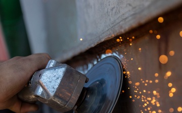 USS Kearsarge Conducts Maintenance