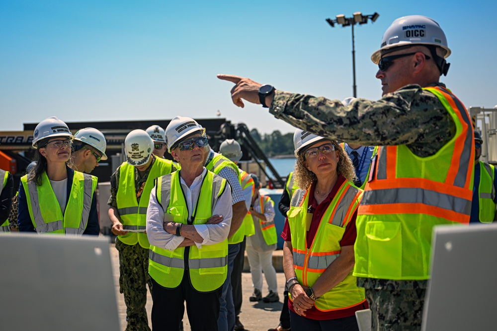 U.S. Representatives Visit PNSY