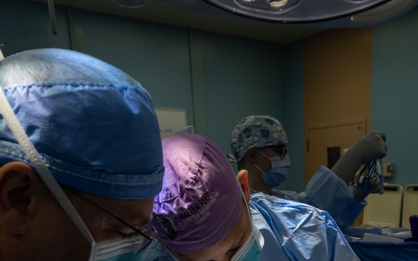CP25 USNS Comfort Surgeons Perform Operations in Costa Rica