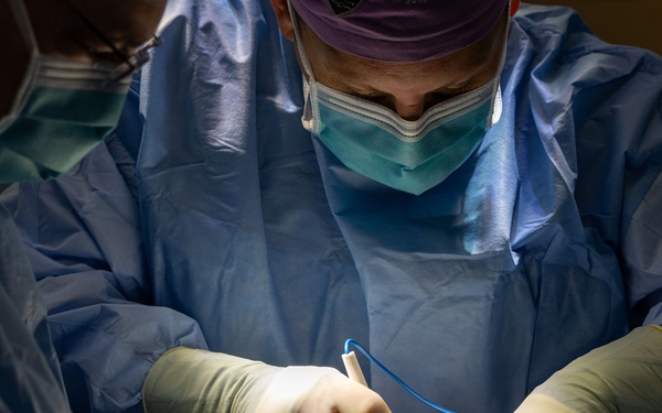 CP25 USNS Comfort Surgeons Perform Operations in Costa Rica
