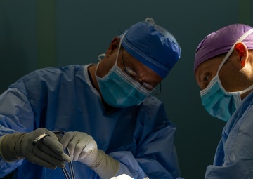 CP25 USNS Comfort Surgeons Perform Operations in Costa Rica