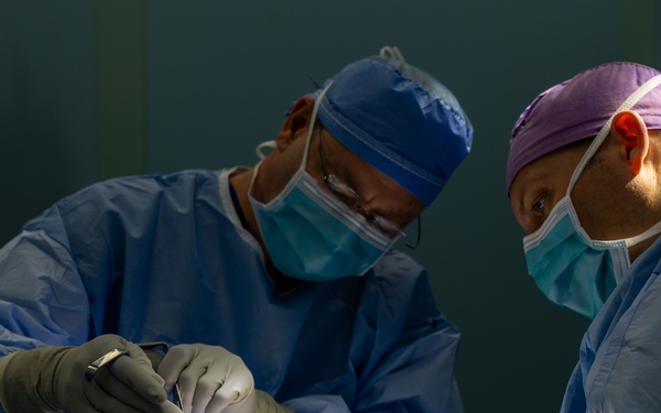 CP25 USNS Comfort Surgeons Perform Operations in Costa Rica