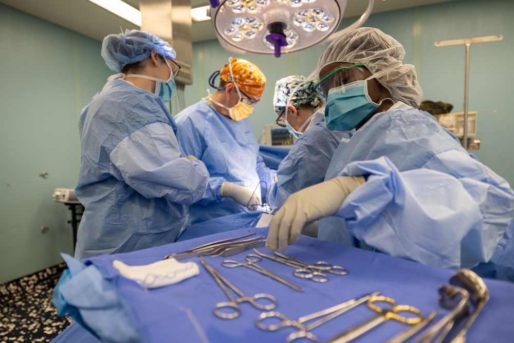 CP25 USNS Comfort Surgeons Perform Operations in Costa Rica