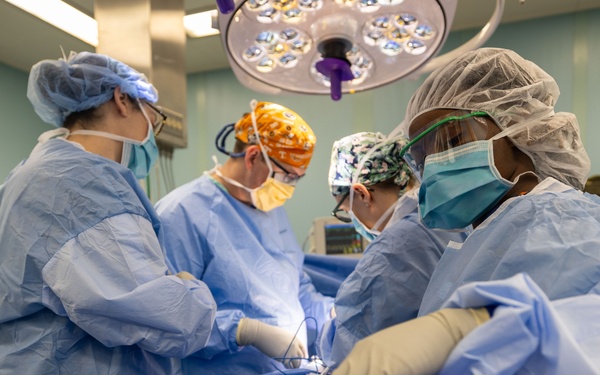 CP25 USNS Comfort Surgeons Perform Operations in Costa Rica