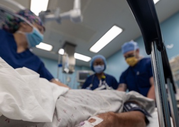 CP25 USNS Comfort Surgeons Perform Operations in Costa Rica