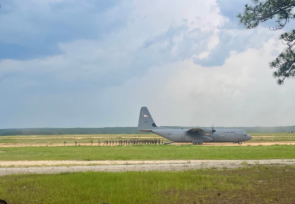 US Army EOD technicians pay tribute to airborne pioneers during Currahee Mountain run