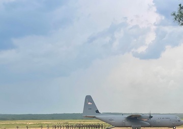 US Army EOD technicians pay tribute to airborne pioneers during Currahee Mountain run