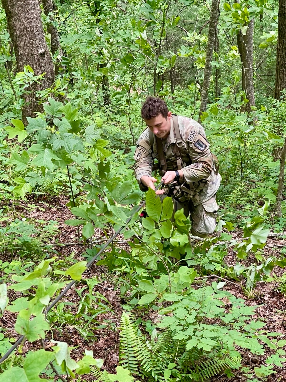 US Army EOD technicians pay tribute to airborne pioneers during Currahee Mountain run