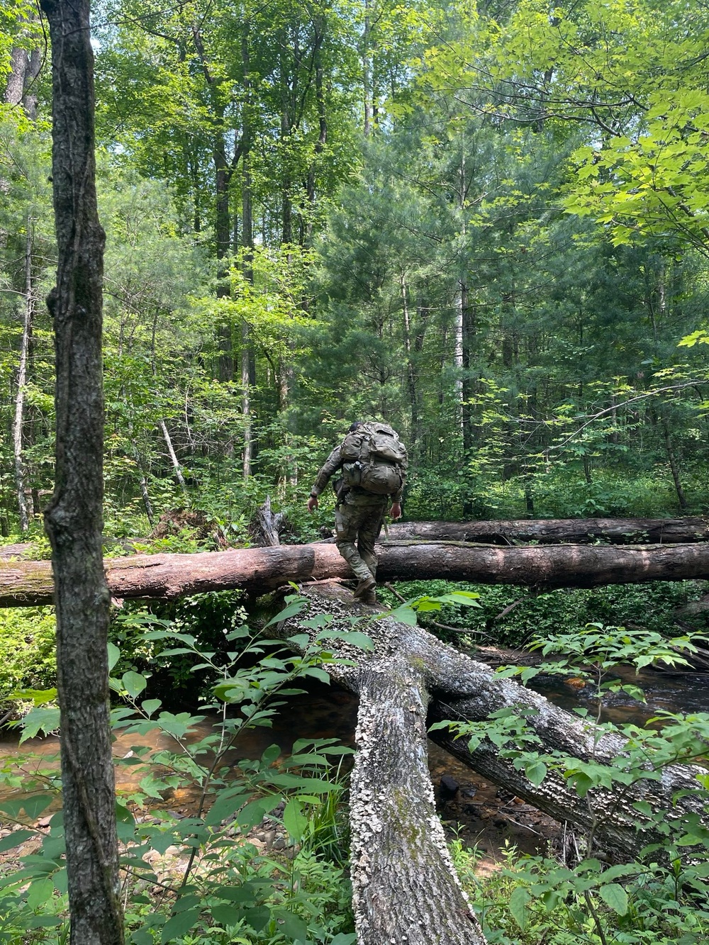 US Army EOD technicians pay tribute to airborne pioneers during Currahee Mountain run