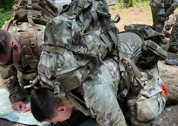 US Army EOD technicians pay tribute to airborne pioneers during Currahee Mountain run