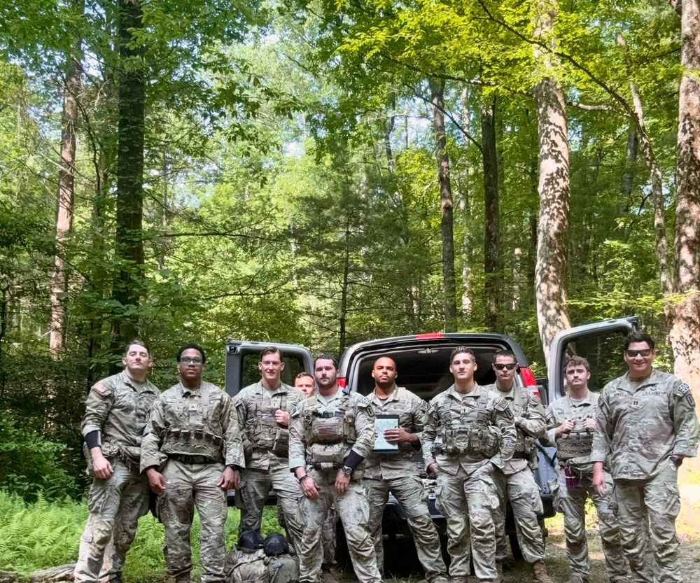 US Army EOD technicians pay tribute to airborne pioneers during Currahee Mountain run