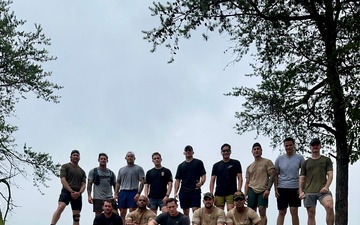 US Army EOD technicians pay tribute to airborne pioneers during Currahee Mountain run