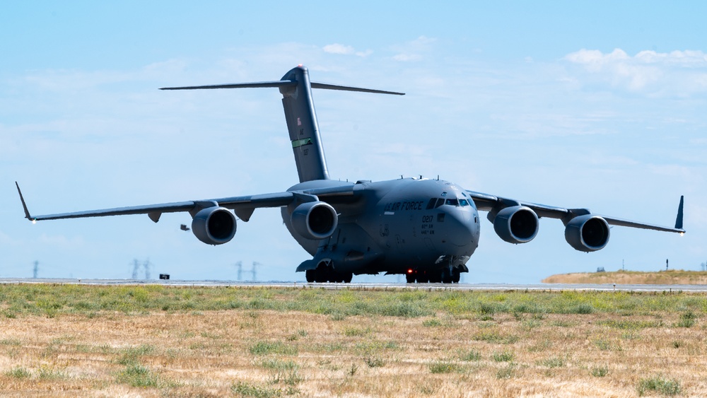 UC25 C-17 cargo off-load