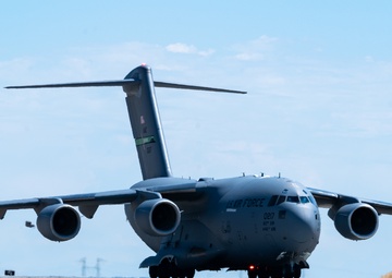 UC25 C-17 cargo off-load