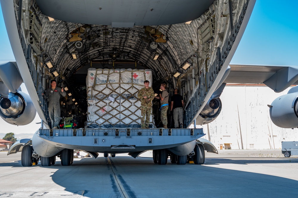 UC25 C-17 cargo off-load