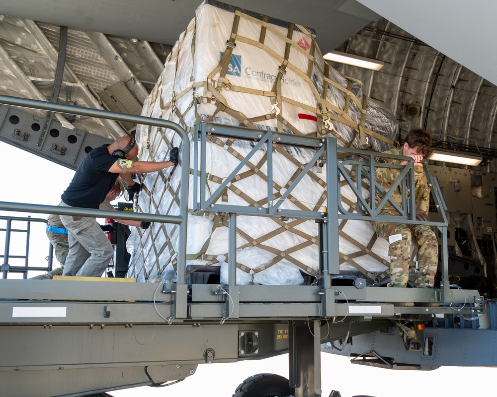 UC25 C-17 cargo off-load