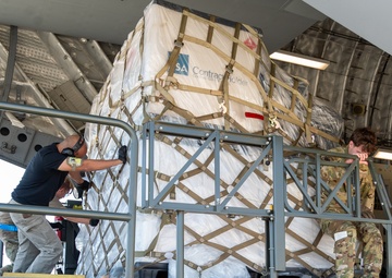 UC25 C-17 cargo off-load