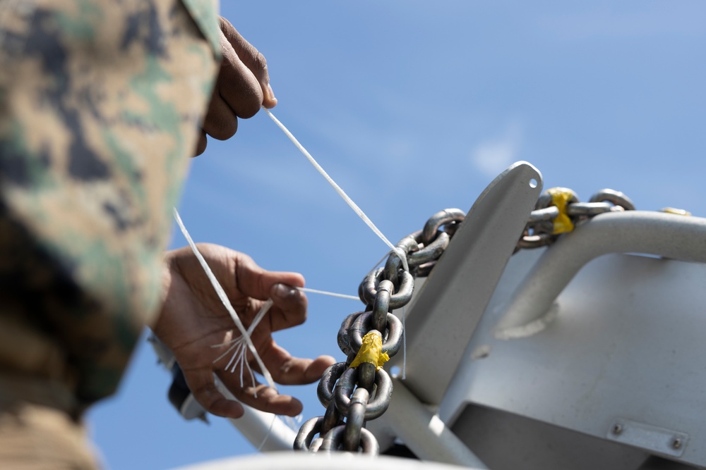 U.S. Marines with HMH-461 and 2nd DSB execute external lifts