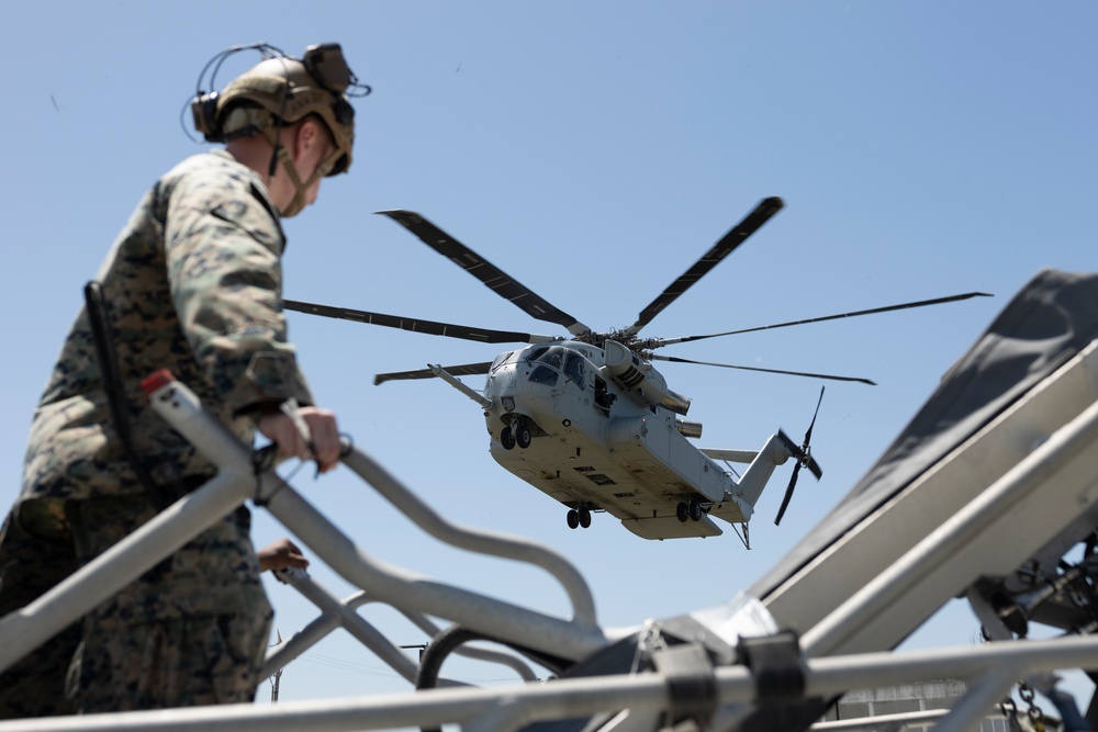 U.S. Marines with HMH-461 and 2nd DSB execute external lifts