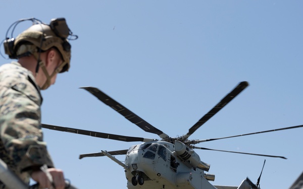 U.S. Marines with HMH-461 and 2nd DSB execute external lifts