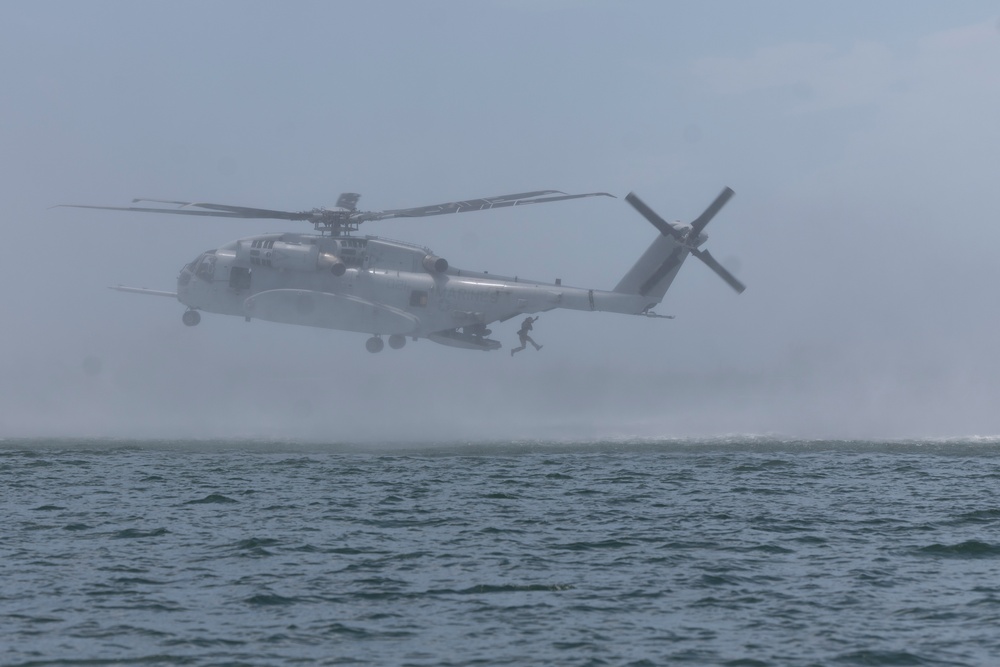U.S. Marines with HMH-461 and 2nd DSB execute external lifts