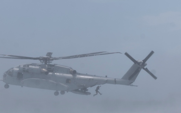 U.S. Marines with HMH-461 and 2nd DSB execute external lifts