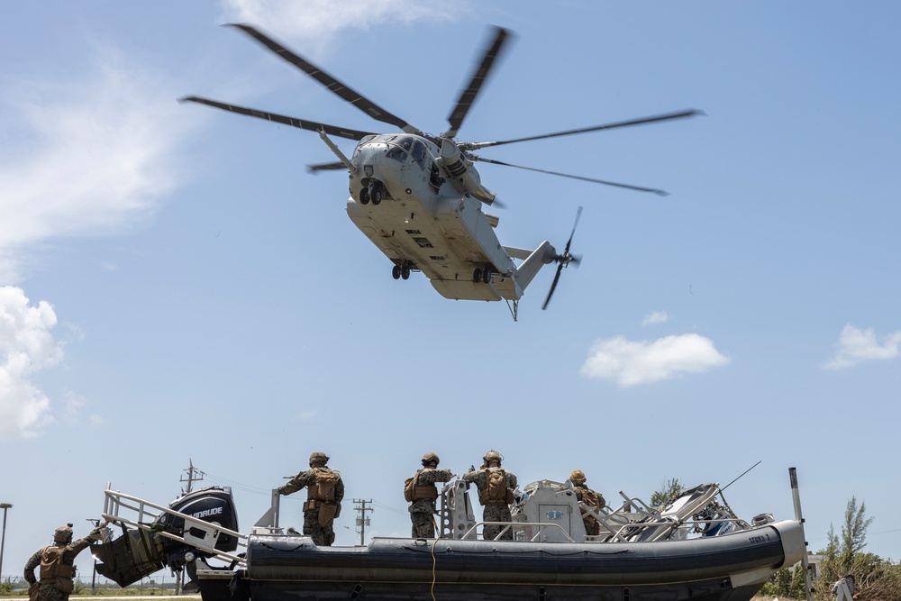 U.S. Marines with HMH-461 and 2nd DSB execute external lifts
