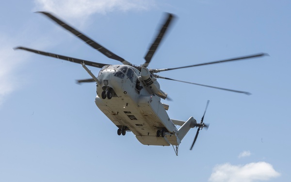 U.S. Marines with HMH-461 and 2nd DSB execute external lifts