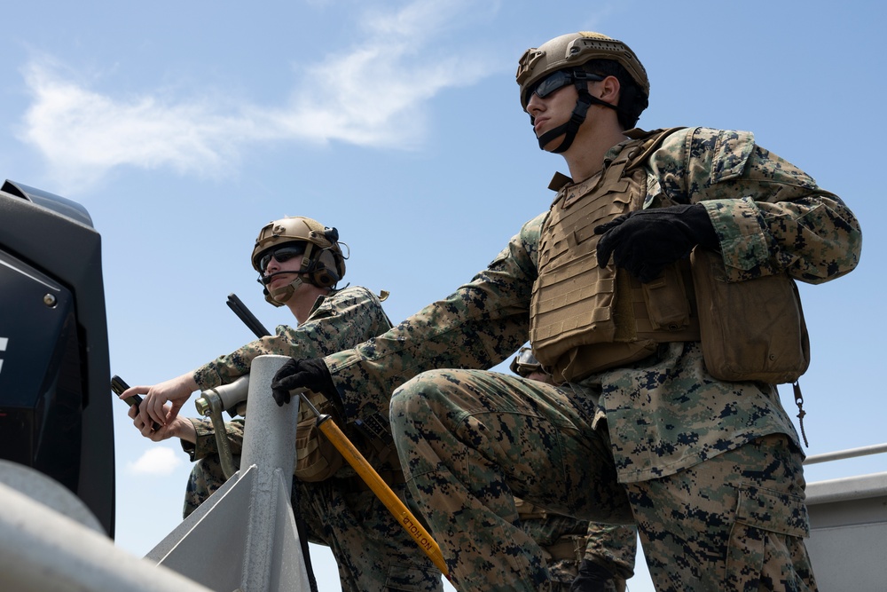 U.S. Marines with HMH-461 and 2nd DSB execute external lifts