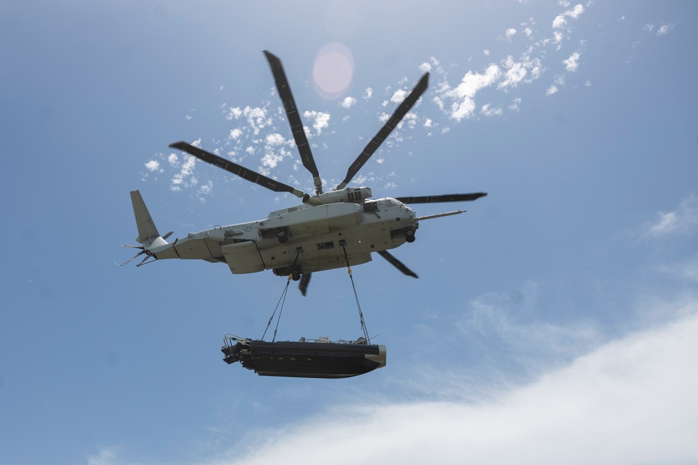 U.S. Marines with HMH-461 and 2nd DSB execute external lifts
