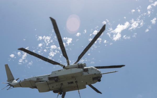 U.S. Marines with HMH-461 and 2nd DSB execute external lifts